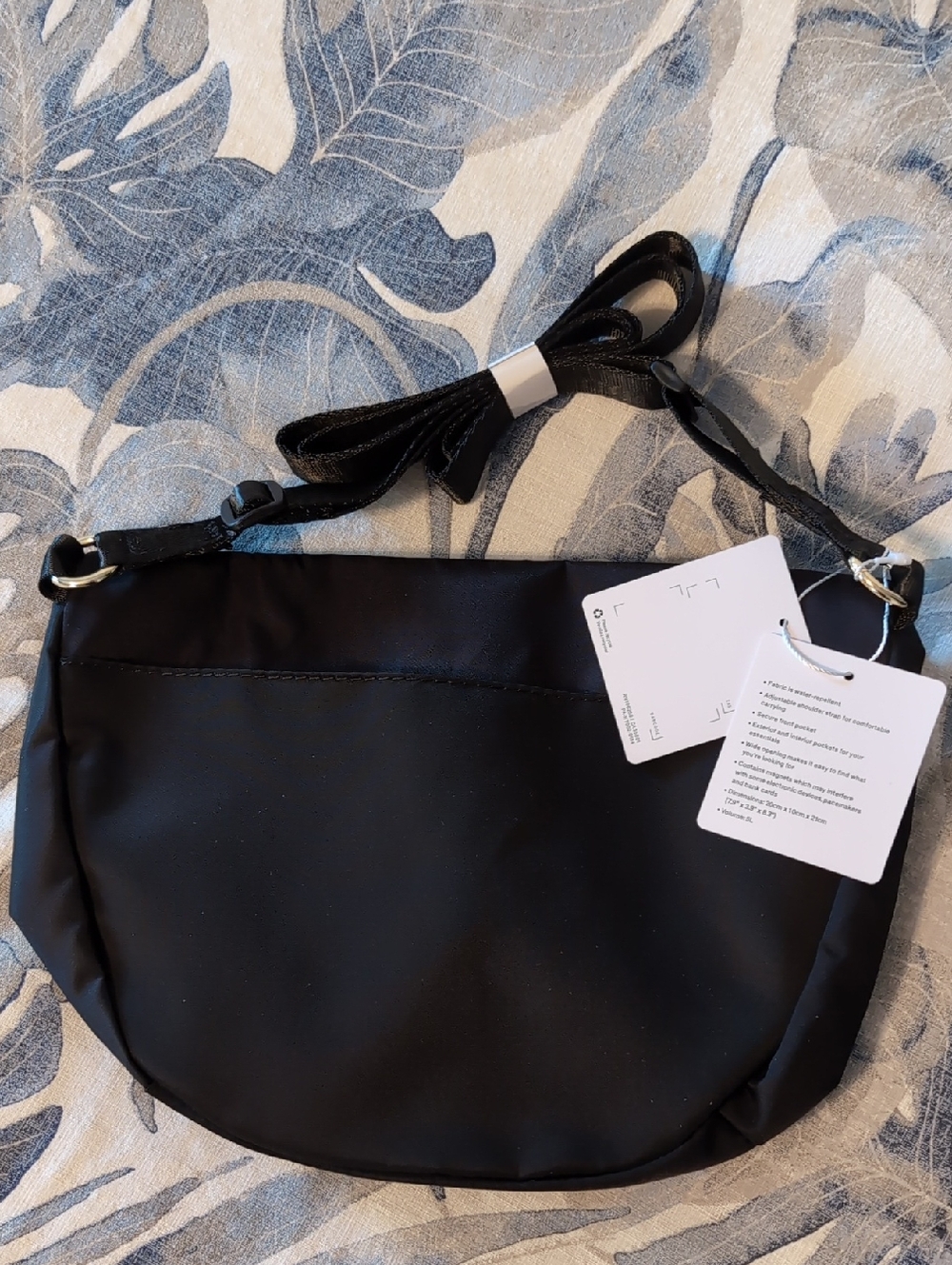 lululemon athletica Black Crescent Crossbody Festival Bag - Picture 5 of 6